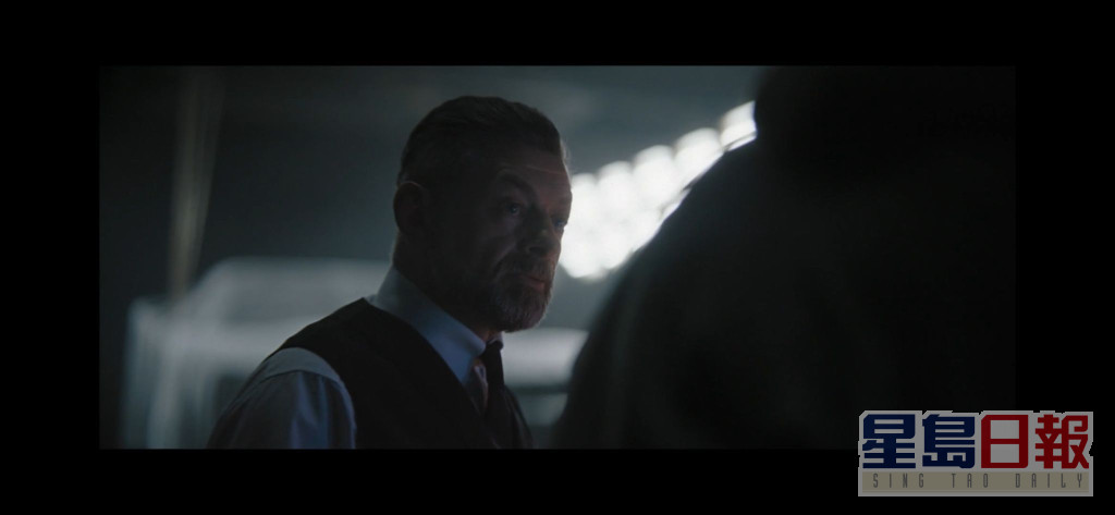 安迪沙基斯饰演蝙蝠侠的管家Alfred。