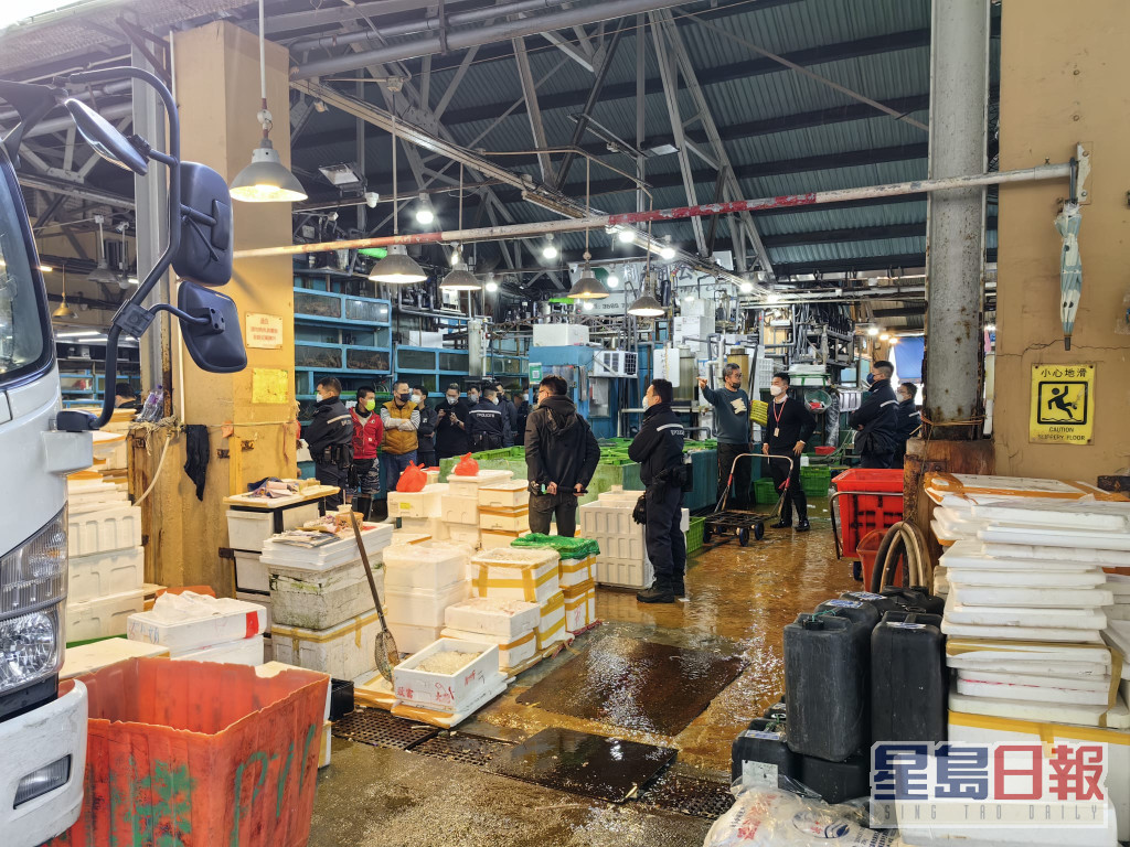 警方在香港仔一鱼市场内截查142人士。警方提供