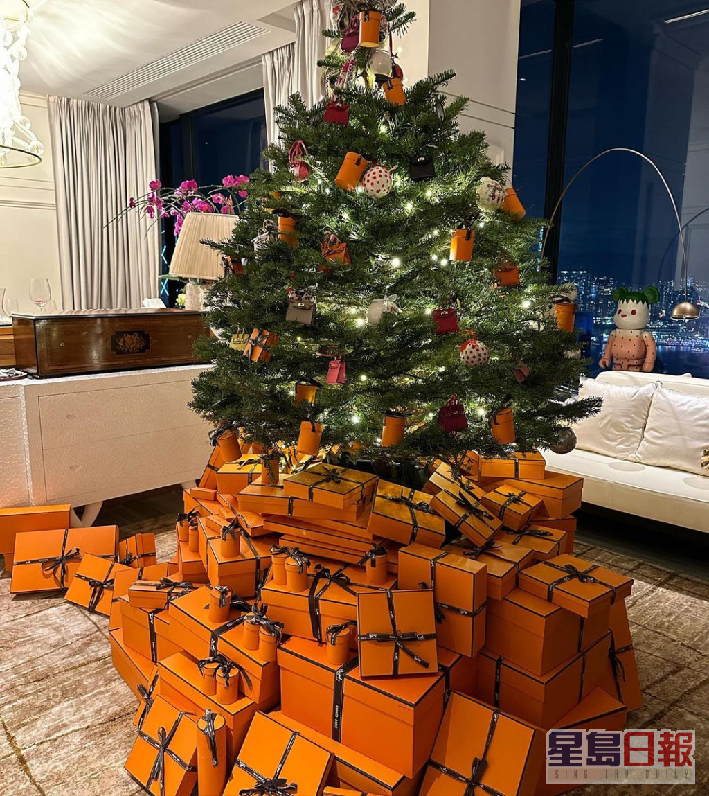 今年聖誕節，顧紀筠以過百Hermès紙盒裝飾聖誕樹！