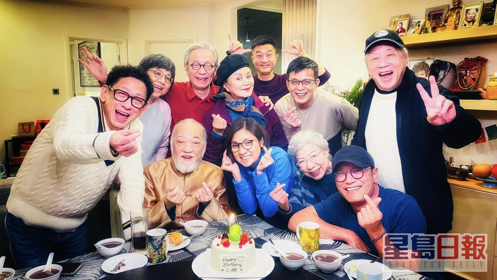 一众圈中老友相约庆三嫂61岁生日。