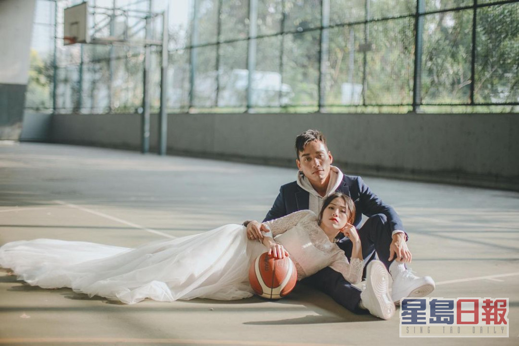 张诗欣和未婚夫同样爱篮球，专登走到篮球场拍摄另一辑结婚相。