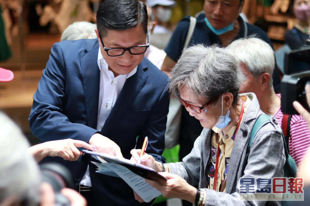 在鄧炳強解說下，市民簽名支持方案。鄧炳強facebook圖片