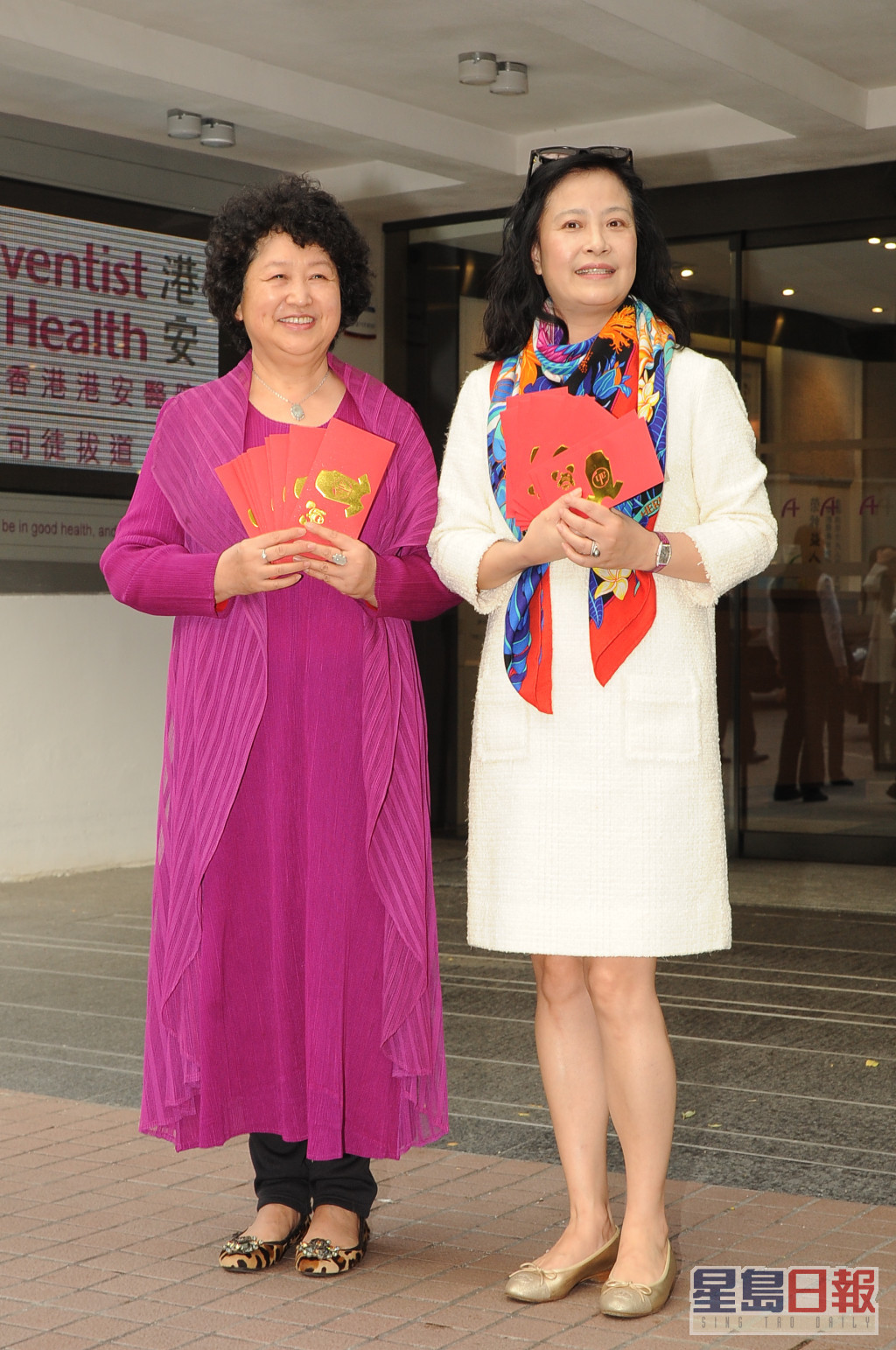 黄晓明妈妈（左）与前亲家Angelababy妈妈。