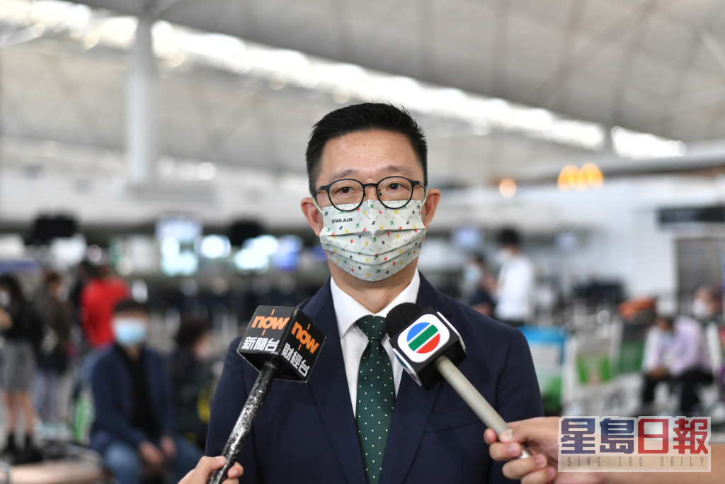 長榮航空總主任陳水鋒指公司打算逐步增設來往港台航班。陳極彰攝