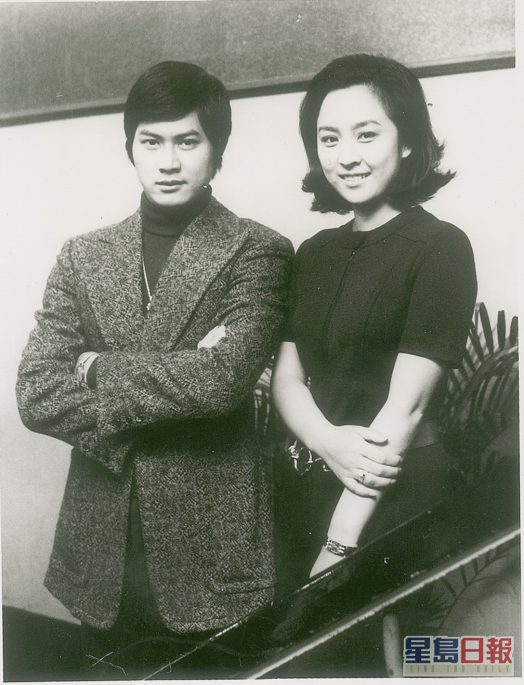 邓光荣曾与甄珍主演《白屋之恋》。