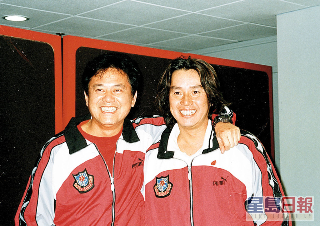 陈百祥到2000年正值科网热潮，就与好友谭咏麟等人合组东方魅力，并在香港交易所上市。