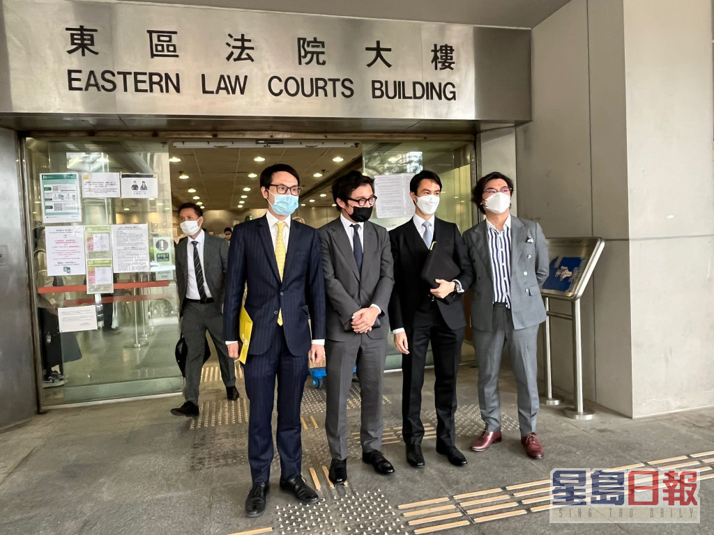 林作跟代表律师出庭应讯。