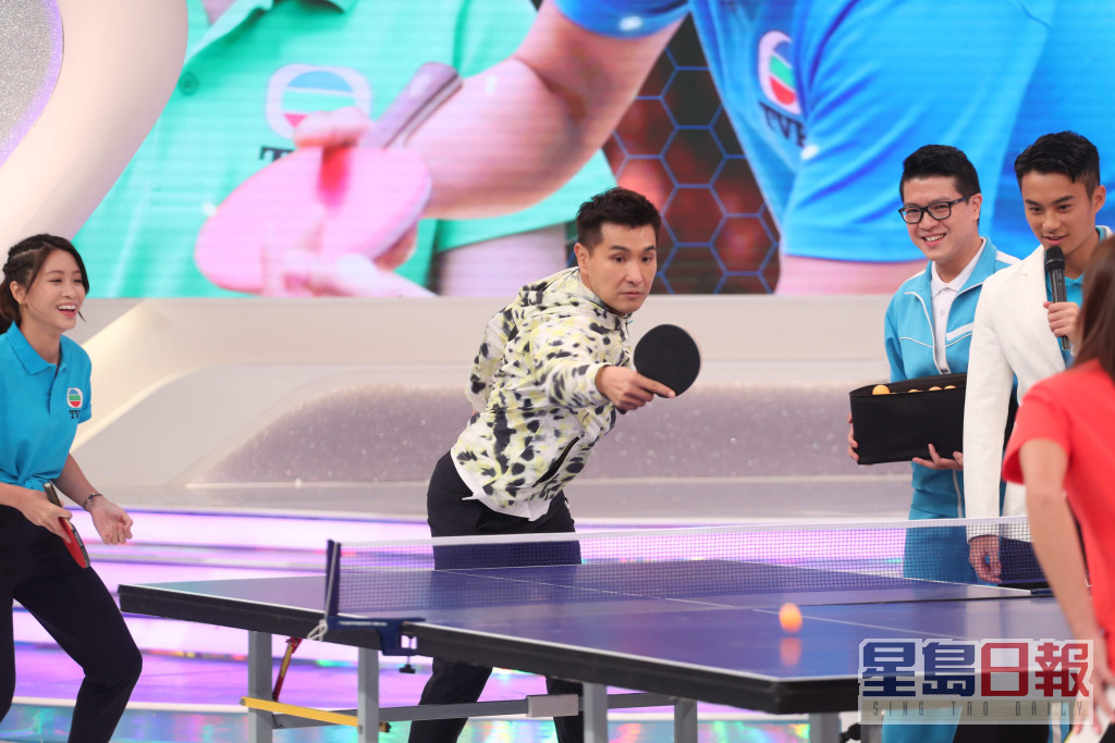 陈展鹏从小爱打乒乓球，打横拍，13岁被发掘于银禧体育学院接受训练，之后加入香港青年队再加入港队，是人人认识的乒乓孖宝师兄。