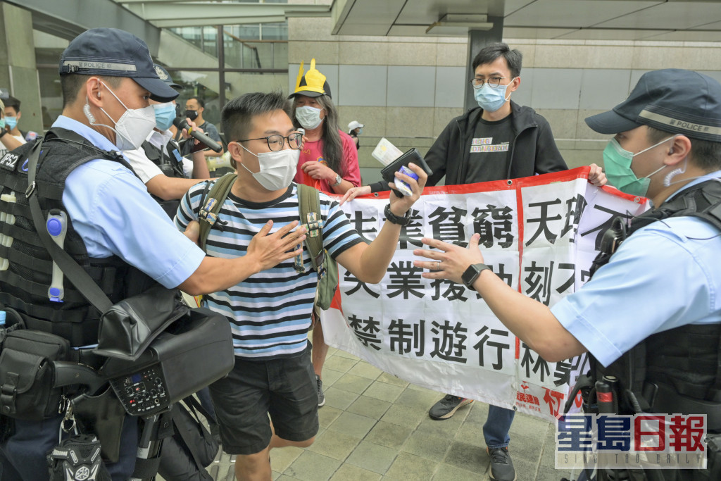 社民连主席黄浩铭(图)当日向警方出示身份证。资料图片