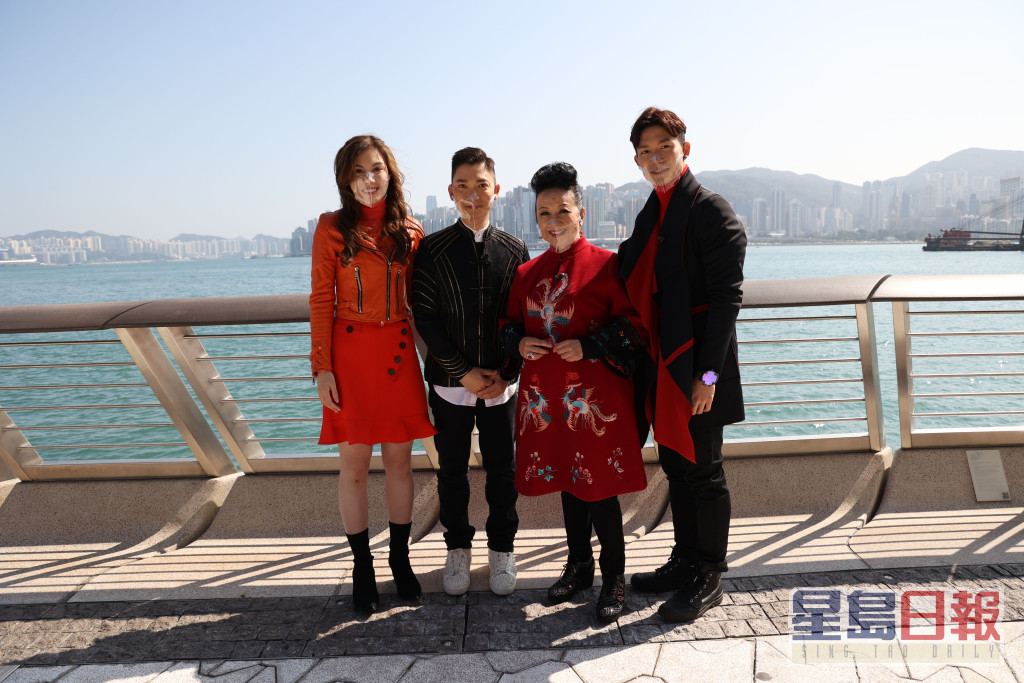 宋宛颖、李博士、家燕姐及周志康喺星光大道拍《新春开运王》外景。