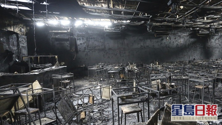 夜总会内部被完全焚毁。AP图片