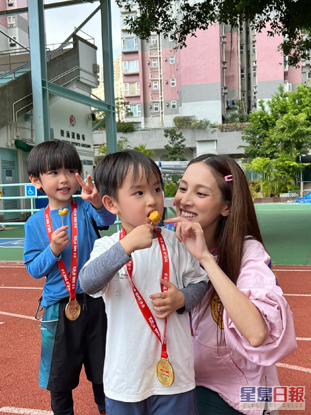 與老婆陳凱琳參加兩個囝囝學校的運動運。