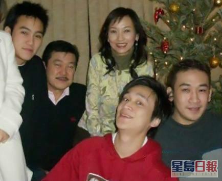 赵雅芝是三孩之母，与前夫黄汉伟所生的两名儿子黄光宏（前右）和黄光宜（前左）都已年过40。