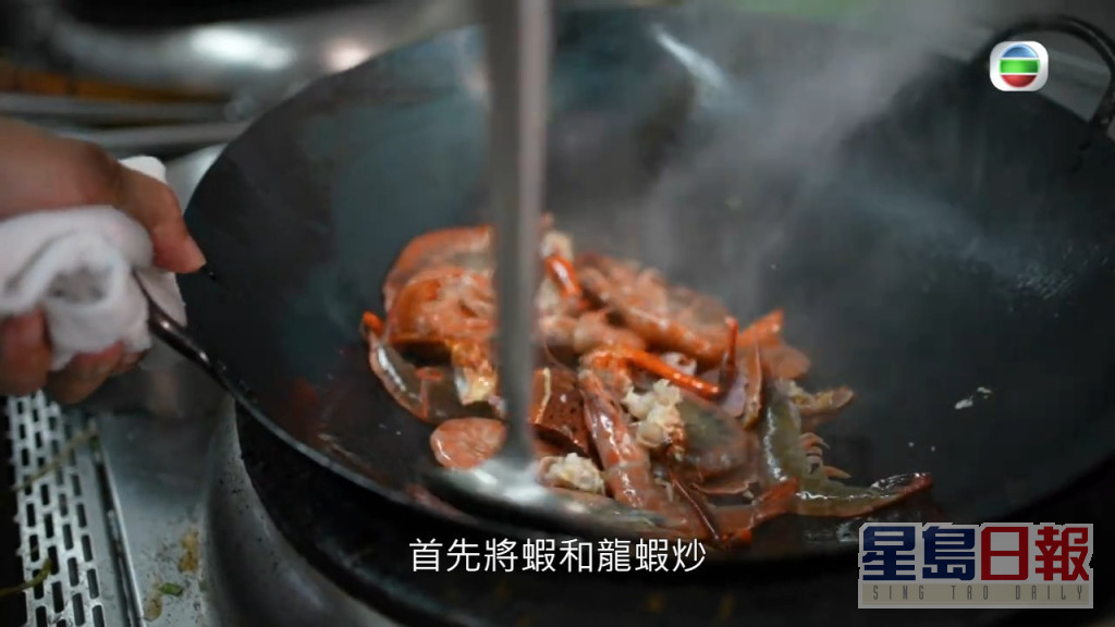 不过接下来的汤才是重点，由虾、龙虾、虾米等经过多次炒、煮等多个工序，才正式完成。