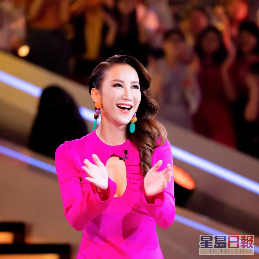 李玟于1993年返港参加全球华人新秀歌唱大赛夺得亚军入行。