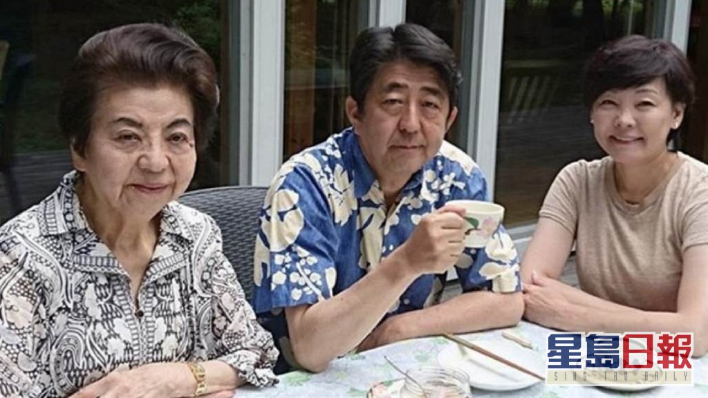 安倍母親岸洋子（左）、安倍晉三（中）、妻子安倍昭惠。網上圖片