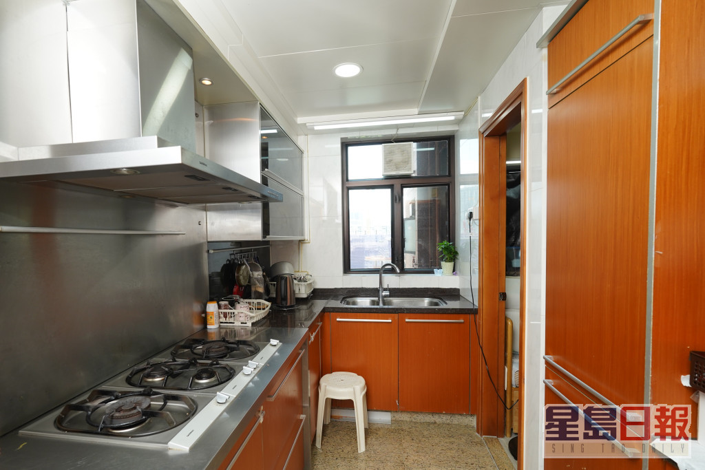 廚房廚電齊備，又裝有通風窗，方便住客下廚。