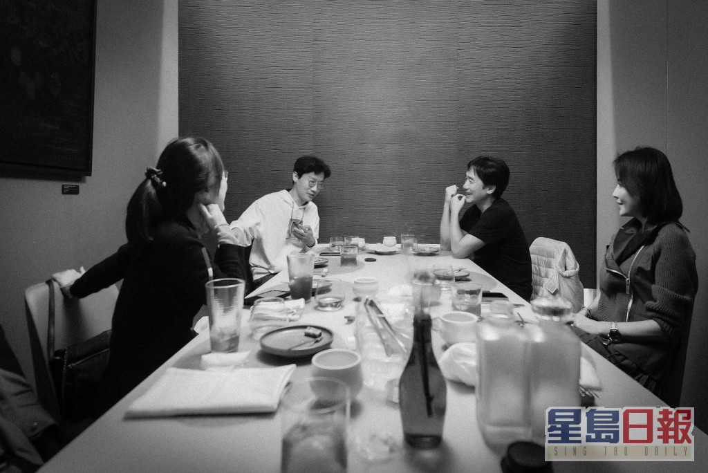 梁朝伟、刘嘉玲与《鱿鱼游戏》导演黄东赫聚餐。
