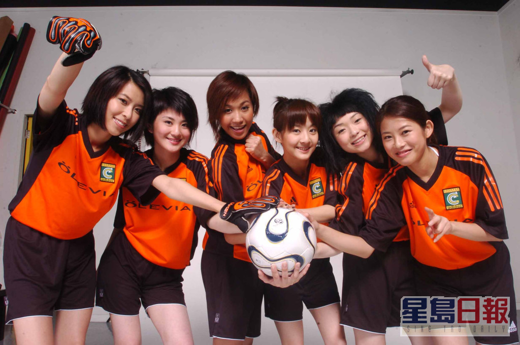 锺煌曾与（左起） 陈逸璇、裕美、邓颖芝、戴梦梦、车车组「女子足球名星队」。