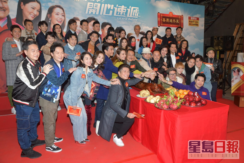 《愛回家》一眾演員出席冬至活動。