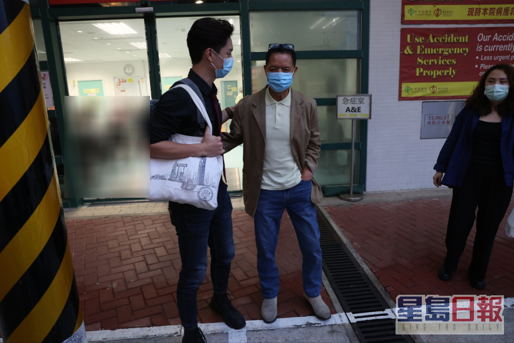 吳偉豪陪同爸爸留步合照，一家三口跟經理人步出醫院。