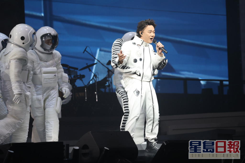 陈奕迅与十多位太空人舞者载歌载舞，。