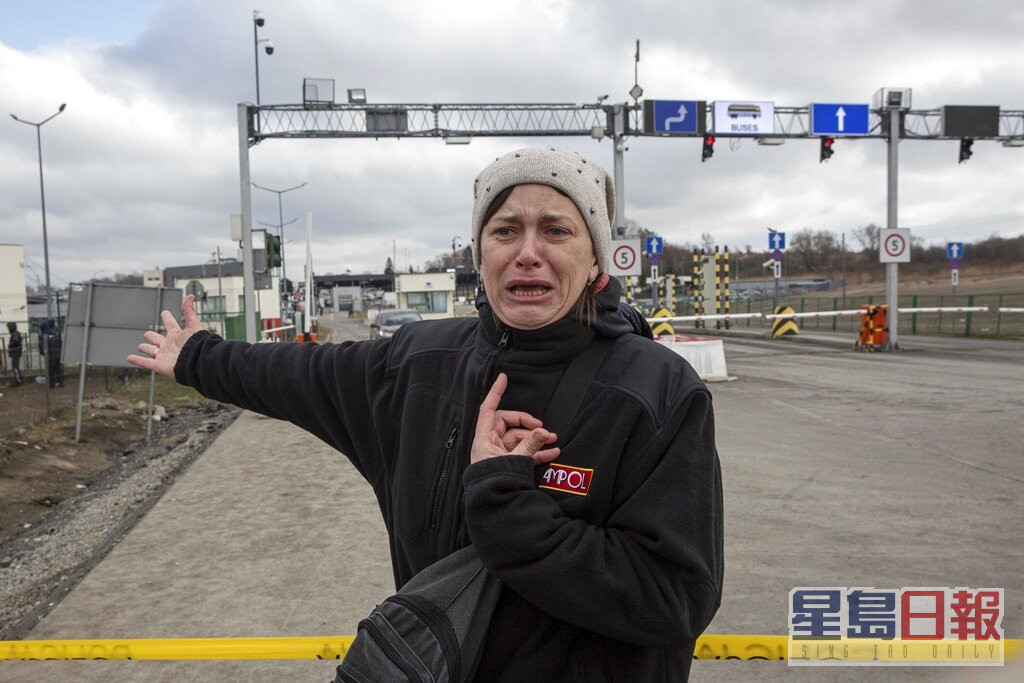 乌克兰民众逃离战火。AP图片