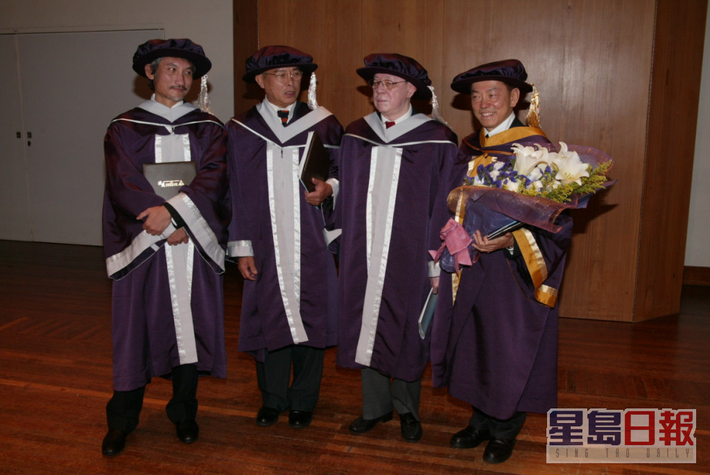 徐克(左)在2007年獲演藝學院頒授榮譽院士。