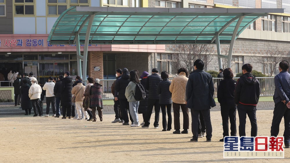 南韩各地共设有1万4千多个票站。AP图