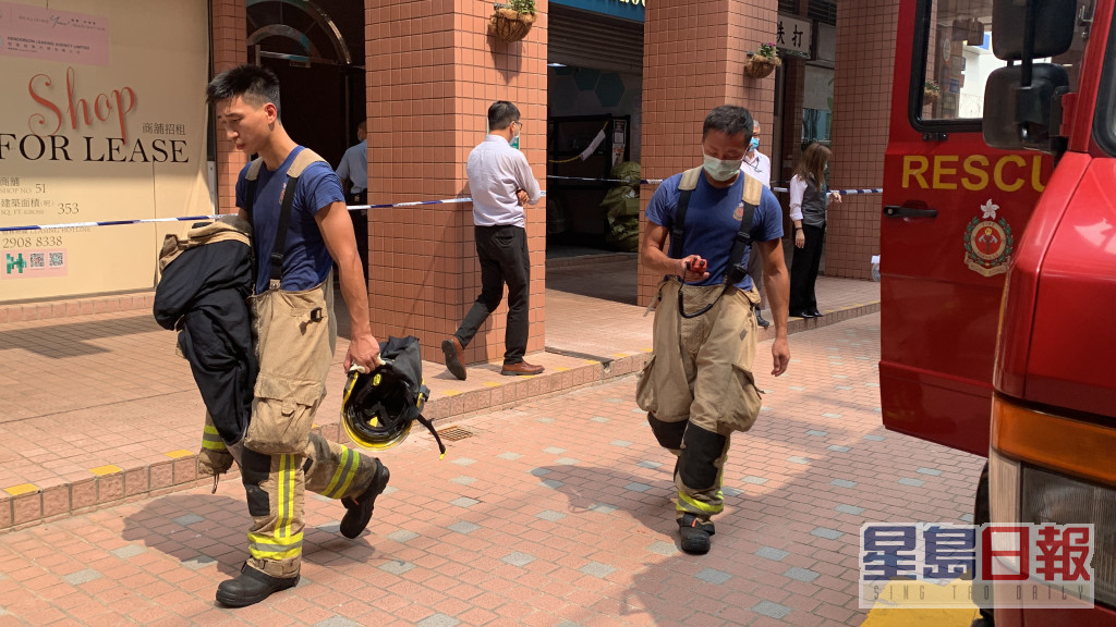 消防派出两队烟帽队开动一条喉灌。