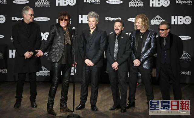 2018年Bon Jovi打入搖滾名人堂時，Alec（右三）都有現身。