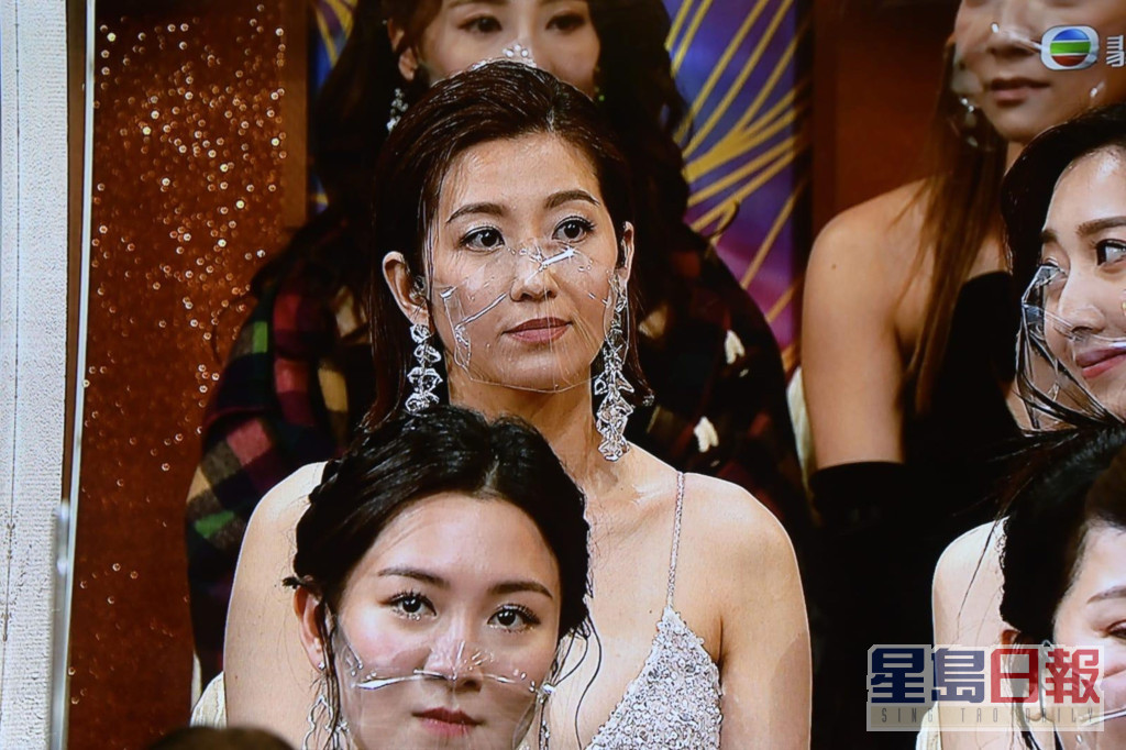 陈自瑶出席「2020年万千星辉颁奖典礼」，冷对丈夫王浩信夺得最佳男主角的道谢，这个黑面表情一度被疯狂洗版。
