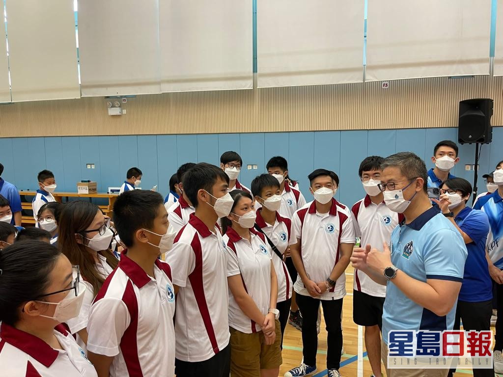 蕭澤頤呼籲香港社會各界應齊心，幫助青少年自強不息。