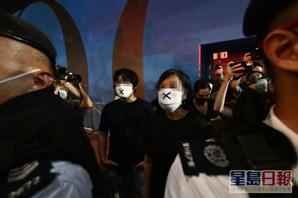 社民連主席陳寶瑩等一行三人晚上戴上畫有「X」符號的口罩到維園外。