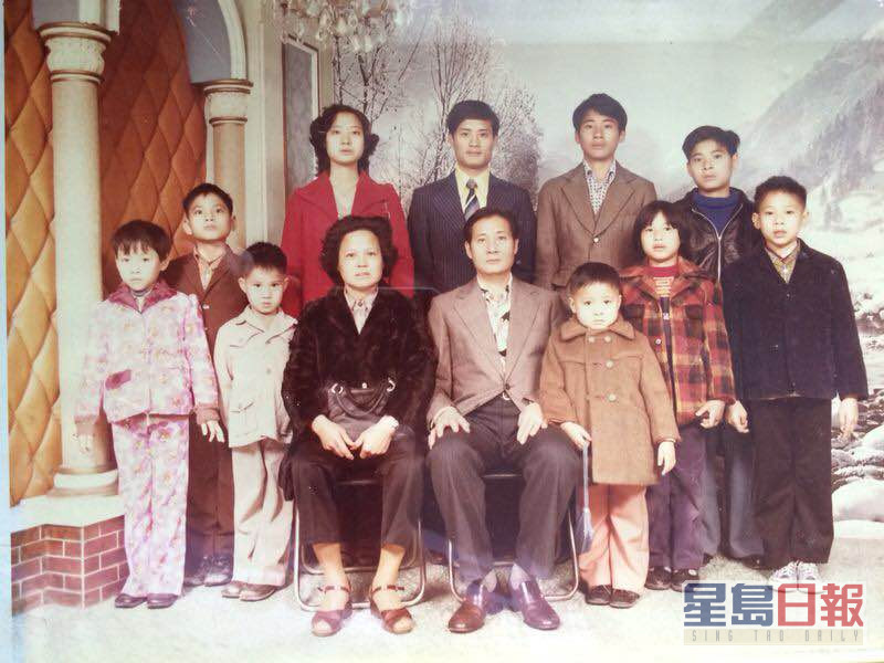 黄智贤（后排右一）童年时每逢新年，都与家人到影楼影相。