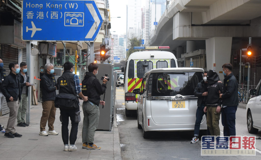 警方押解疑犯到深水埗通州街一座唐楼重组案情。