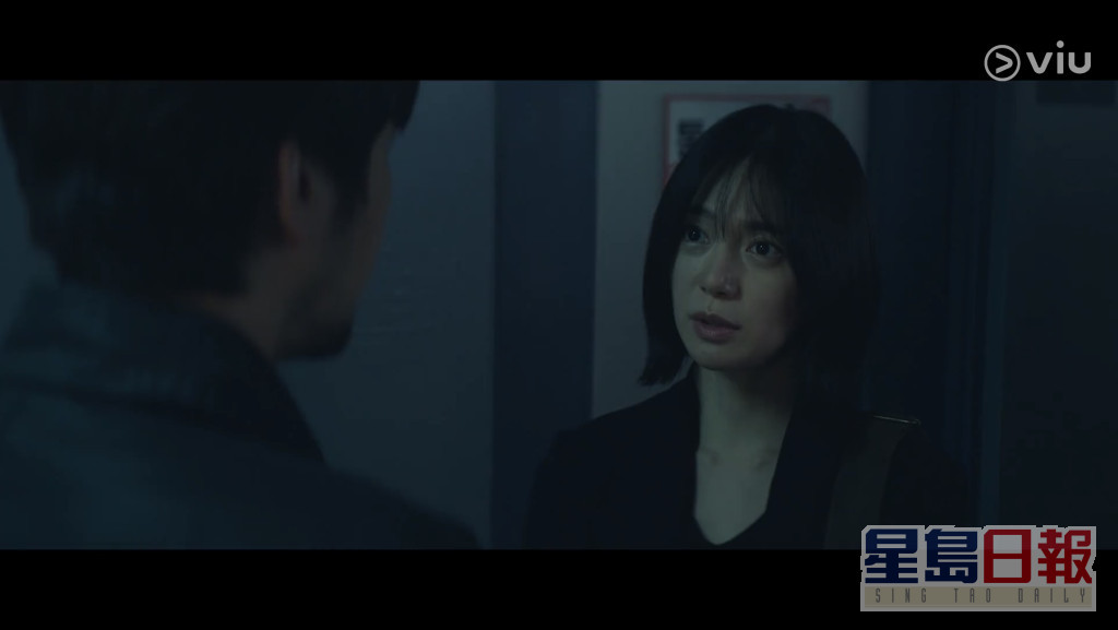 网路记者郑娜妍（李伊利雅饰）假扮律师潜入警署。