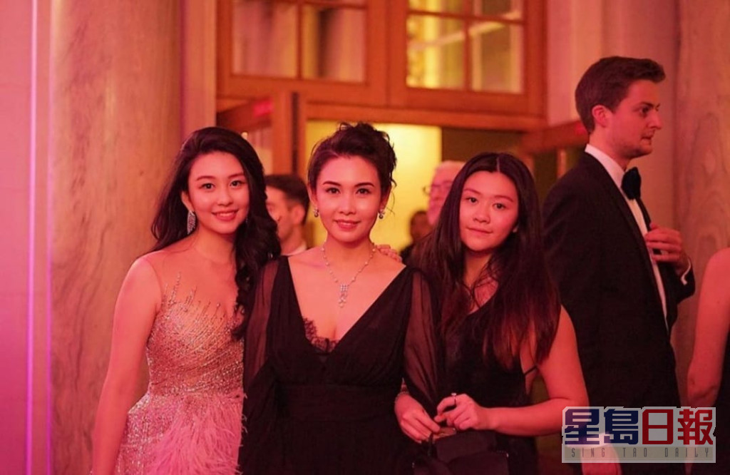 沈月获妹妹及母亲陪同出席巴黎名媛舞会。
