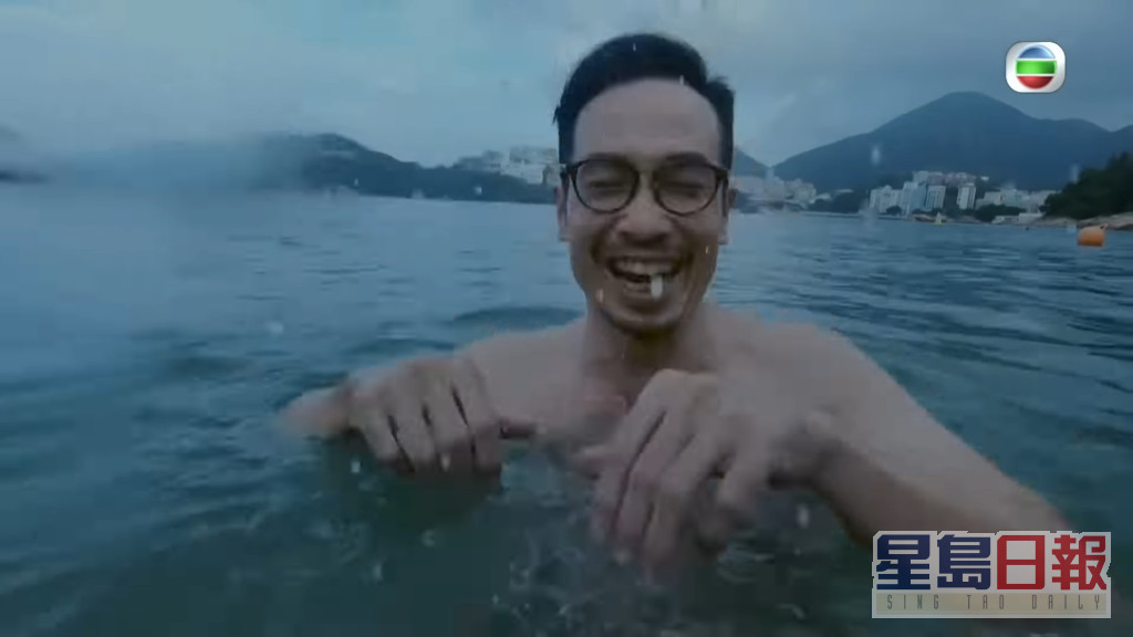 陈豪玩泼水。