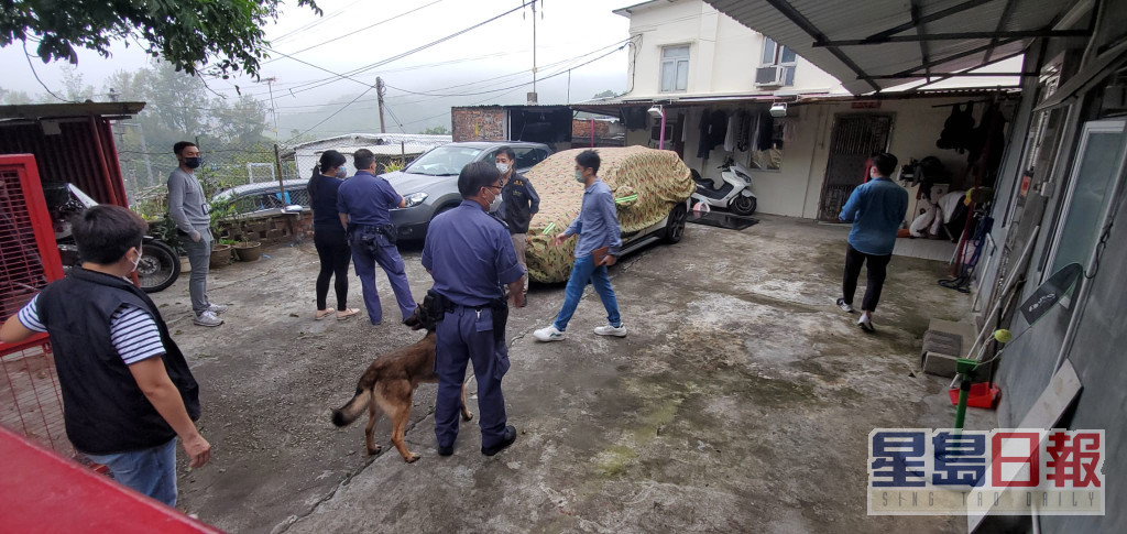 警員帶同毒品搜索犬到橫龍村一個單位內搜查。