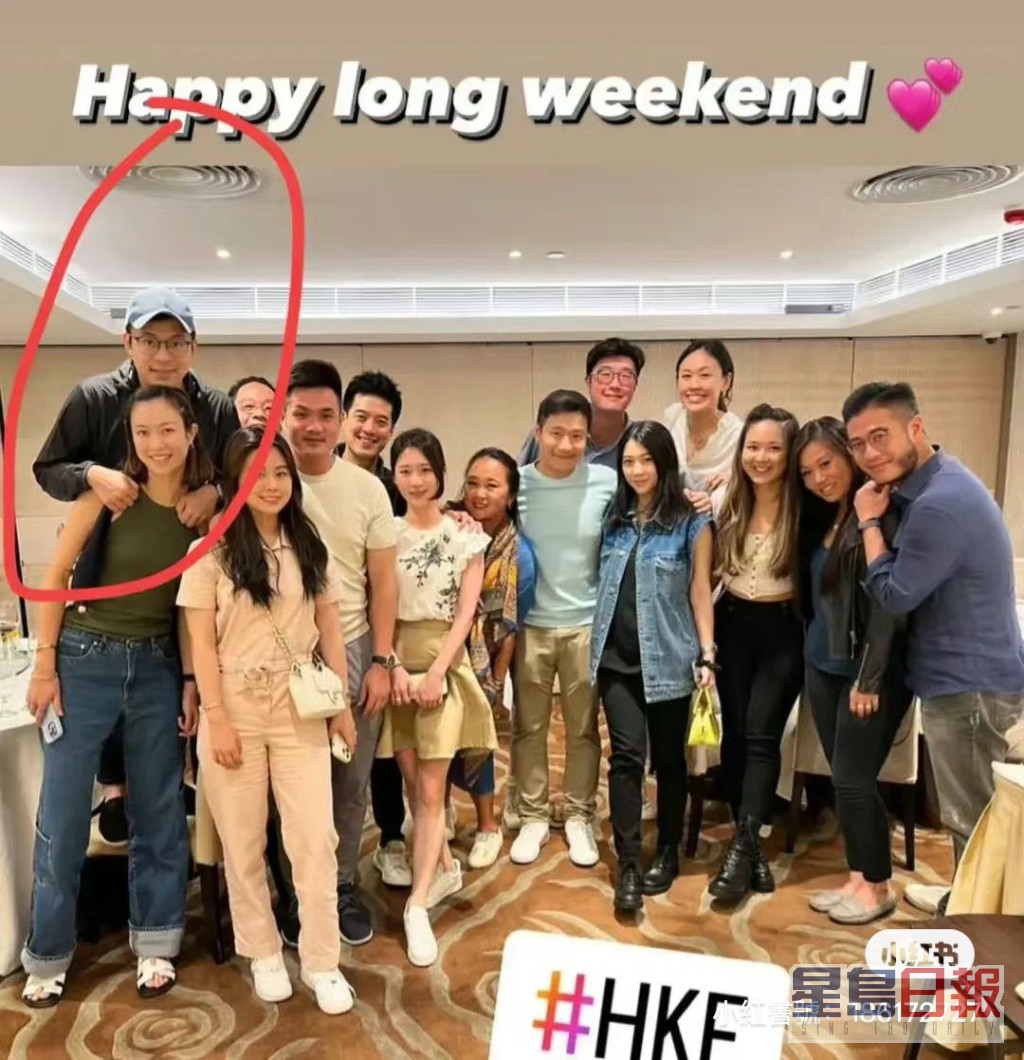 兩人一同出席朋友飯局的照片於網上流出，網民覺得泰國女友好似前港姐朱千雪。