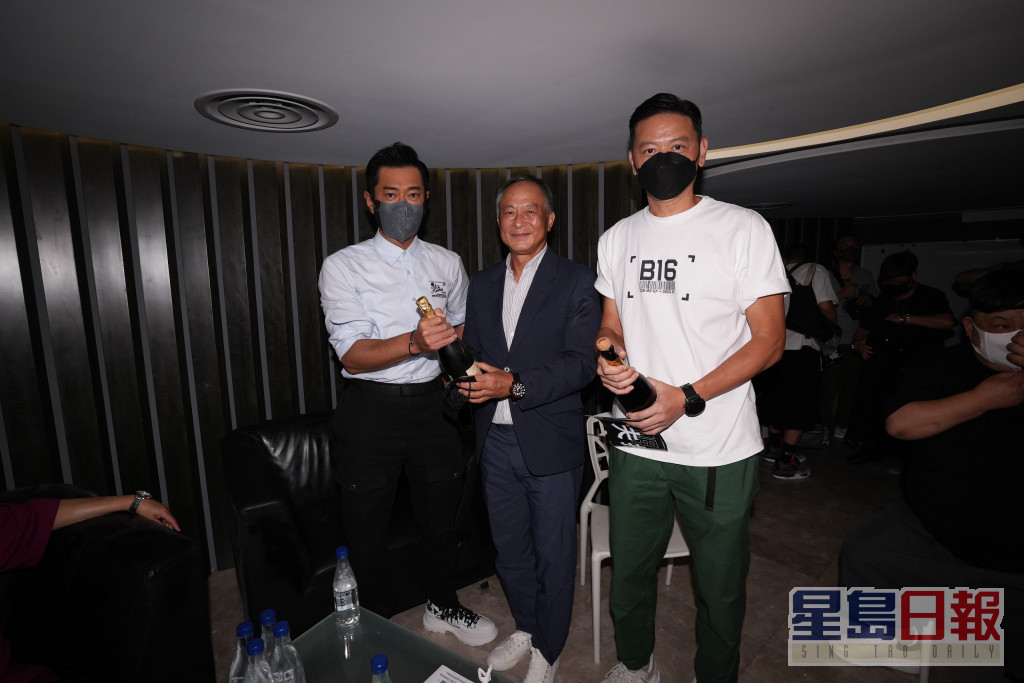 杜Sir跟古仔（左）及導演吳炫輝（右）開香檳。