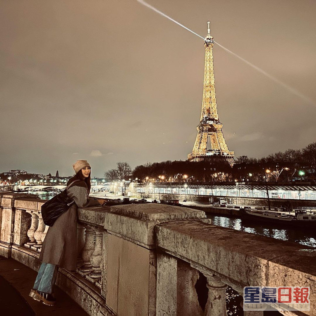 薛凱琪又影巴黎鐵塔夜景。