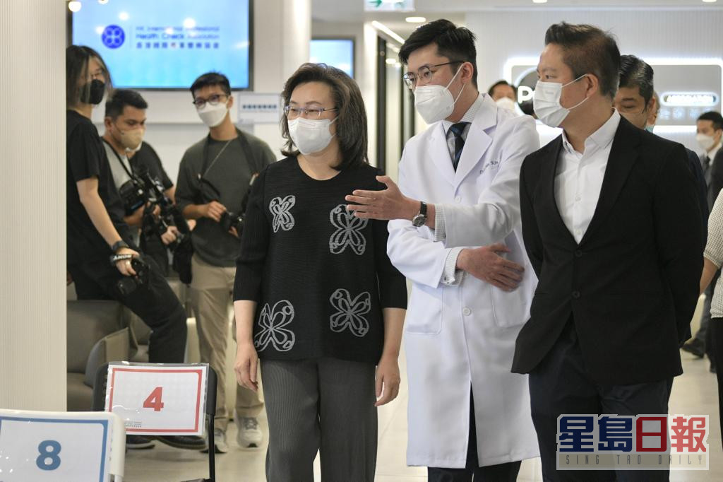杨何蓓茵视察私家诊所新冠疫苗接种站。