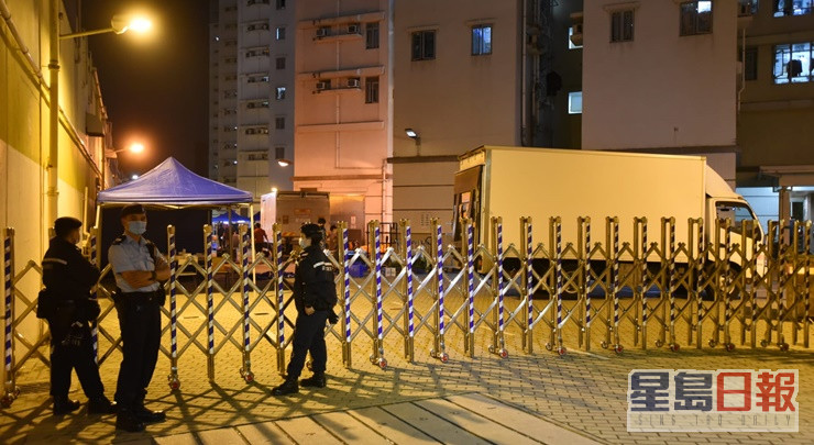 警员在俊宏轩2座外架起围栏。