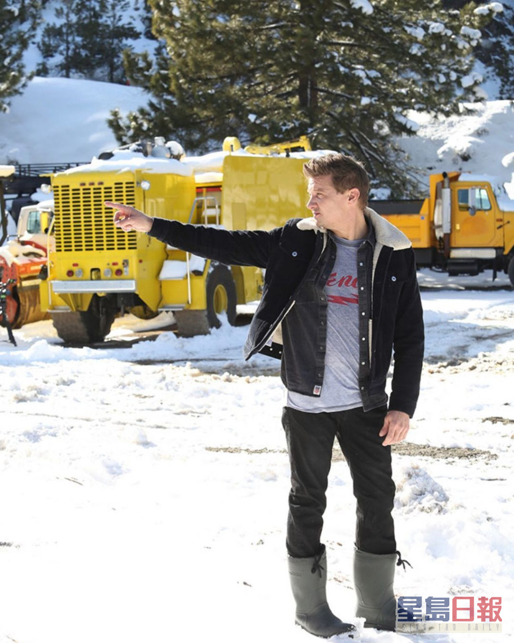 謝洛美在美國的牧場家中，用大型鏟雪車清雪時意外受傷。