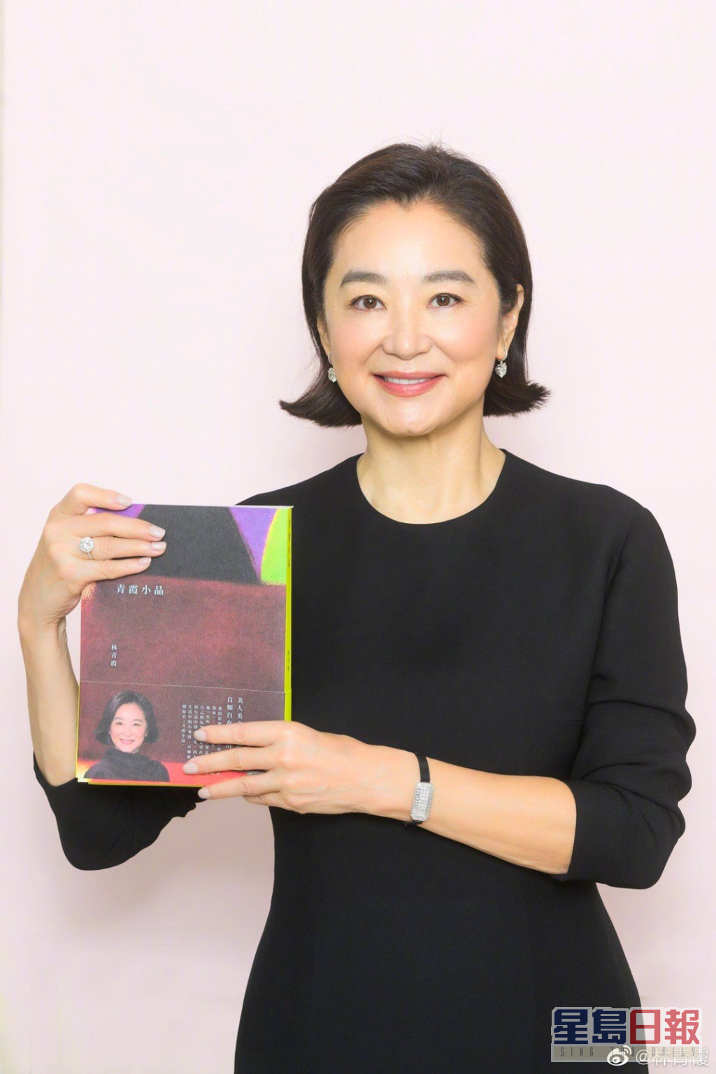 林青霞今午貼出最新相，指自己生日當天收到新書，更表示生日每位賓客皆會獲得她的新書：「送書和收書都是很愉快的事。」