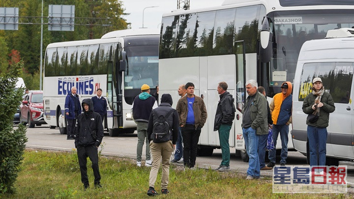 大批逃避徵召的俄羅斯民眾乘跨境巴士到芬蘭邊境準備過關。路透社資料圖片