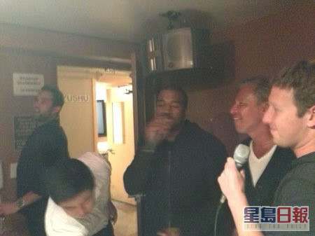 Kanye公开与朱克伯格唱K的合照，问对方为何将他从IG踢走。
