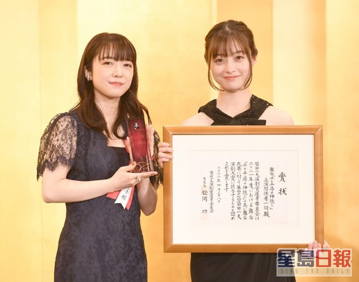 上白石萌音（左）及橋本環奈昨為舞台劇版的《千與千尋》現身領獎。